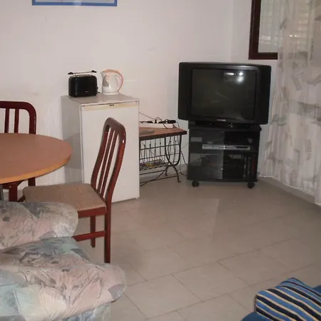아파트 Ferienwohnung Mit Garten 자다르